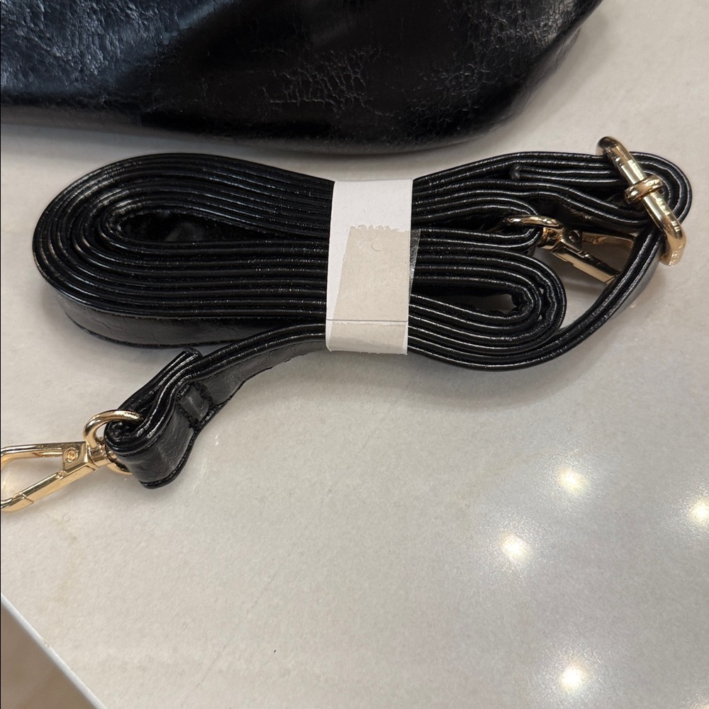 MIA K COLLECTION Chic Black Crossbody Bag with Gold Zipper Detail - Picture 5 of 11